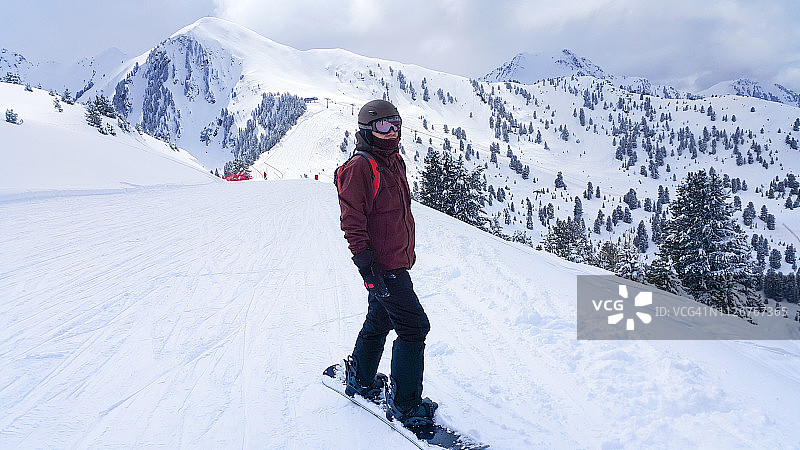高山滑雪胜地：滑雪坡上的滑雪者图片素材