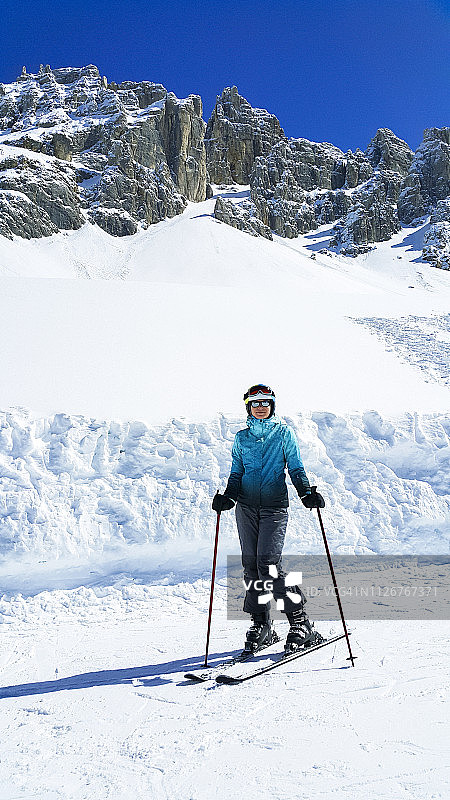 在滑雪胜地摆姿势的滑雪女人图片素材