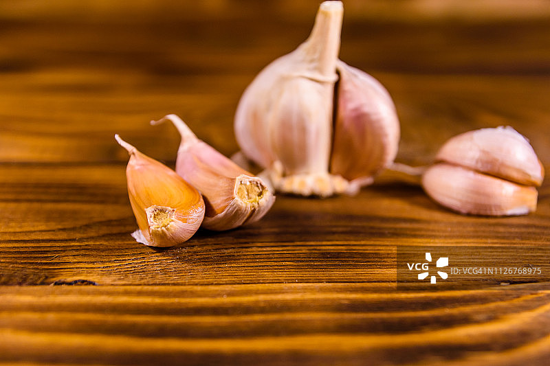 乡村木桌上的成熟大蒜图片素材