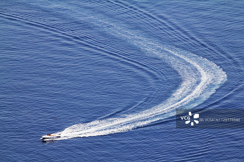 海面上行驶的快艇图片素材