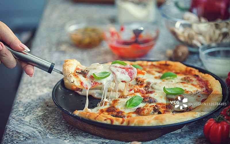 新鲜出炉的自制意大利辣香肠披萨图片素材