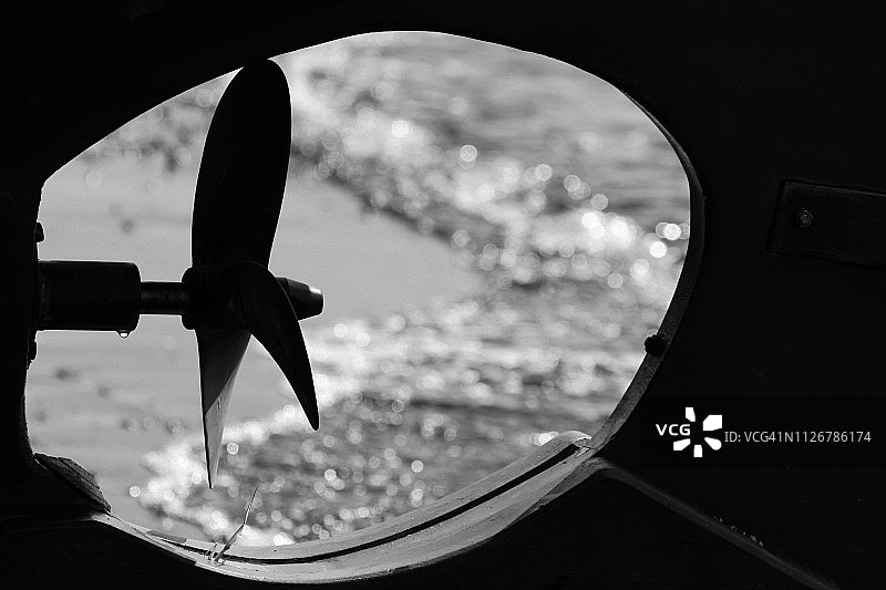 海滩上的船用螺旋桨特写图片素材