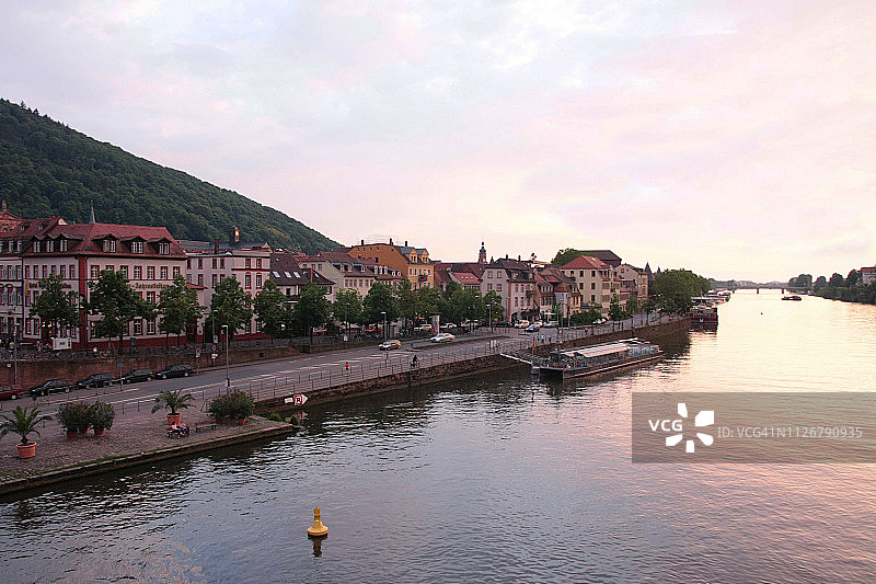 德国海德堡老桥与内卡河的浪漫日落图片素材