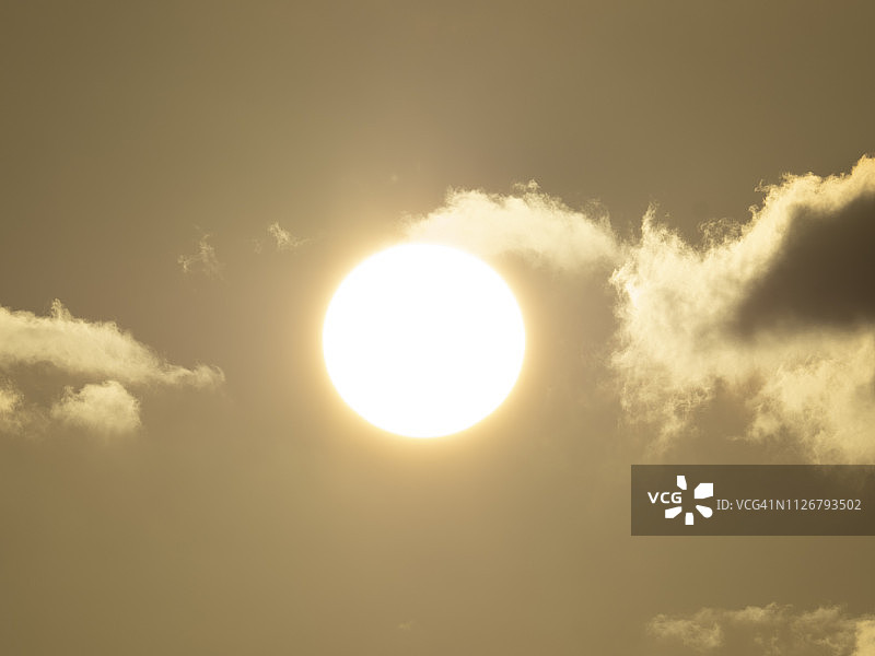 天空黎明时分，绚丽的阳光与橙**色**和**黄色**的云彩和雾霭图片素材