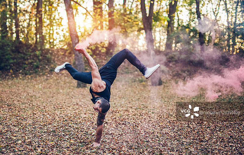 带烟雾喷泉的男性杂技表演图片素材