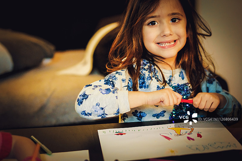 女童绘画图片素材