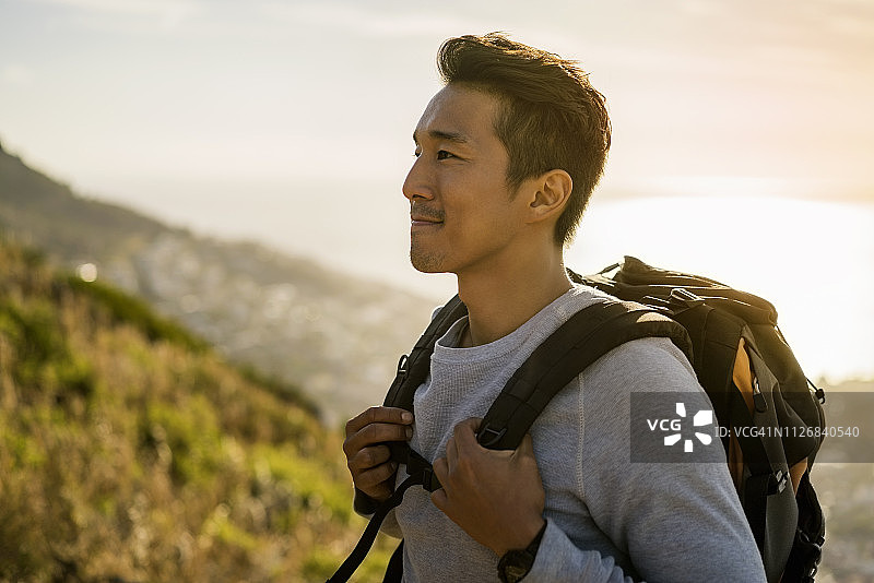 站在山丘上面对天空沉思的探险者图片素材