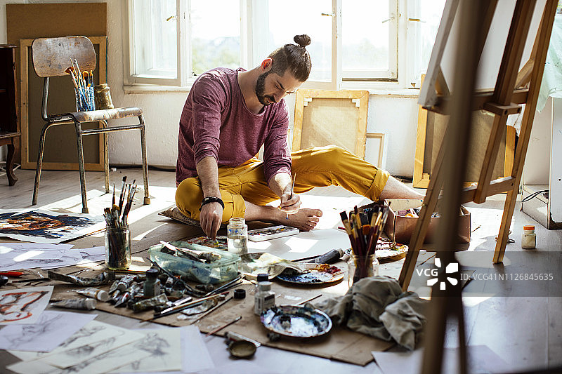 艺术家在工作室里绘画图片素材