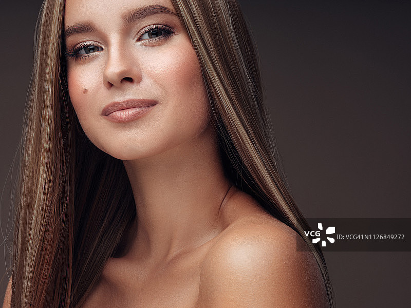 拥有健康皮肤和长发的女人图片素材