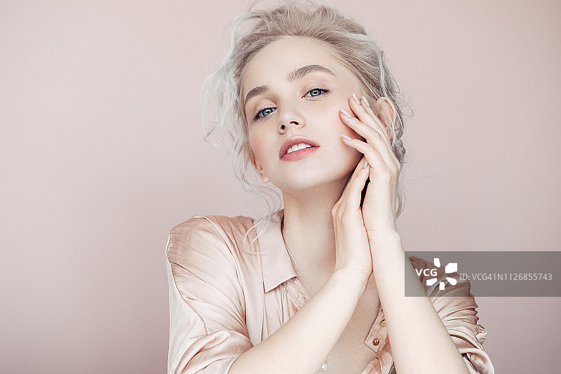 化妆和时尚发型的美丽女人图片素材