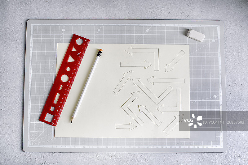 切割垫上的纸工艺品图片素材