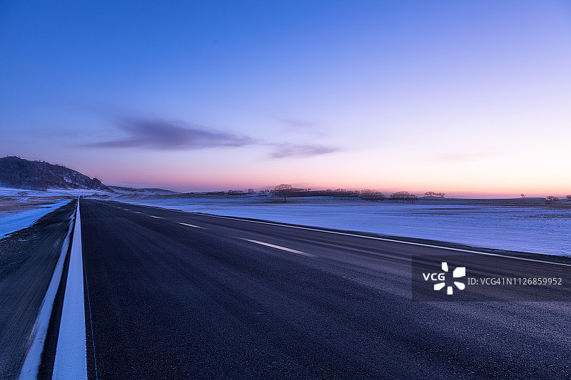 中国，黄昏时分的模糊山路图片素材