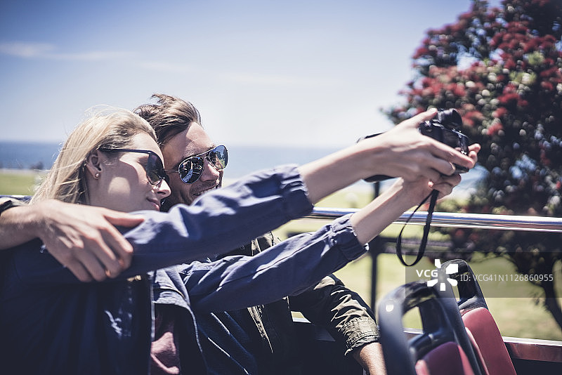 年轻夫妇用数码相机自拍图片素材