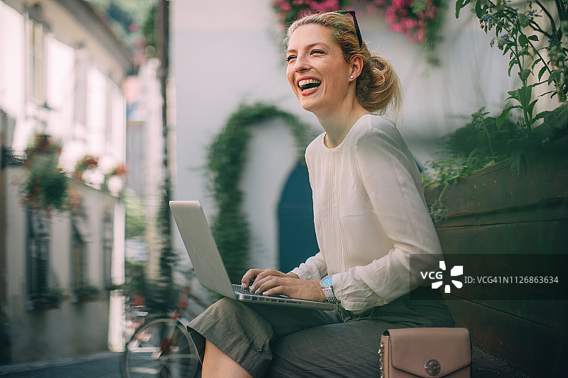 使用笔记本电脑的商务女性图片素材