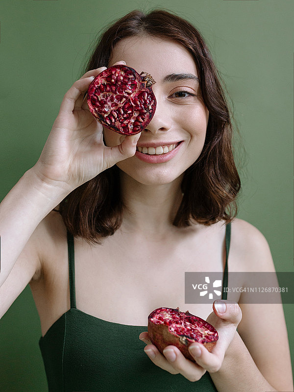 年轻女子在工作室摆姿势图片素材