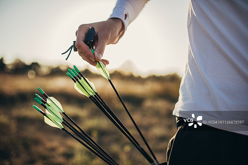 年轻男人练习射箭图片素材