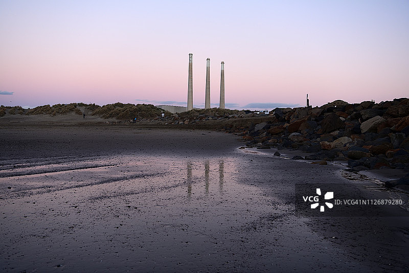 莫罗贝电厂烟囱海湾景观，美国加利福尼亚州莫罗贝图片素材