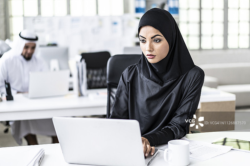 在现代办公室工作的漂亮女人图片素材