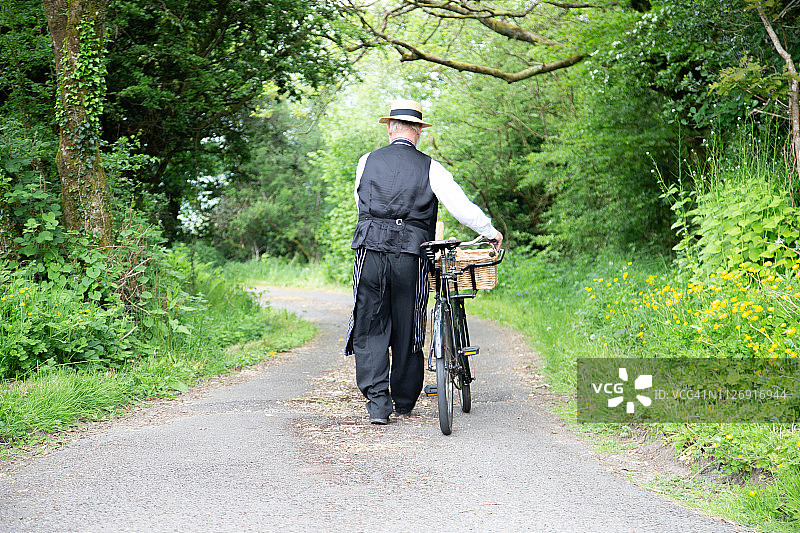 骑着旧自行车带筐的杂货商图片素材