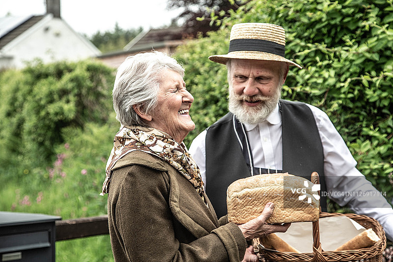 复古风格的送货员与顾客图片素材