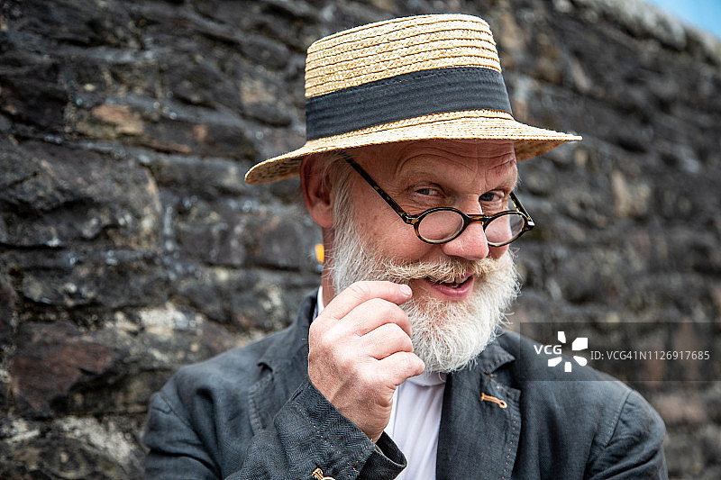 戴草帽和眼镜的年长男人图片素材