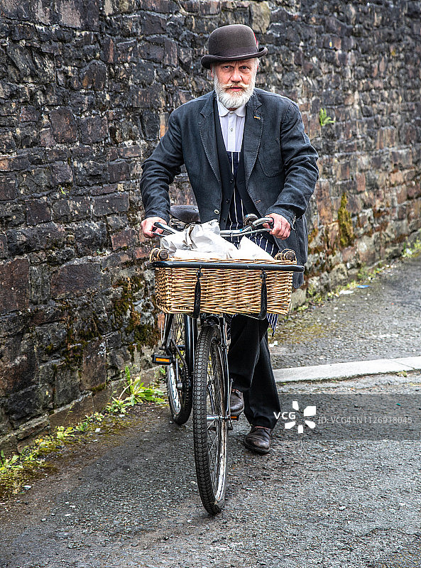 复古风格面包师售卖面包图片素材