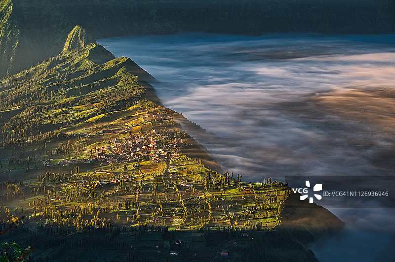 布罗莫火山火山口日出图片素材