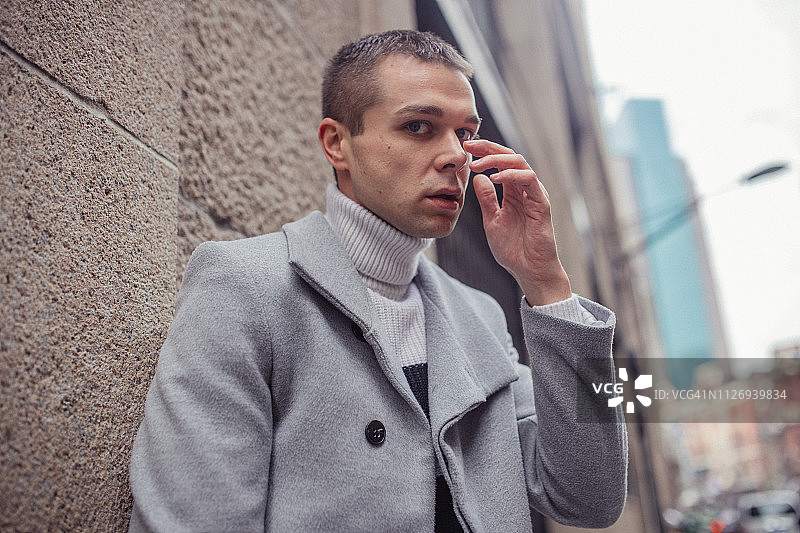 一个年轻人的肖像图片素材