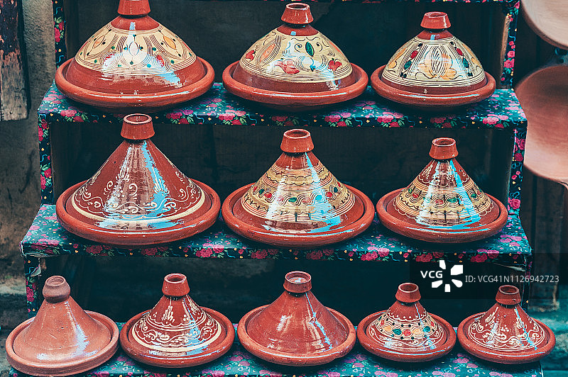 摩洛哥的小型赤陶塔吉锅纪念品图片素材