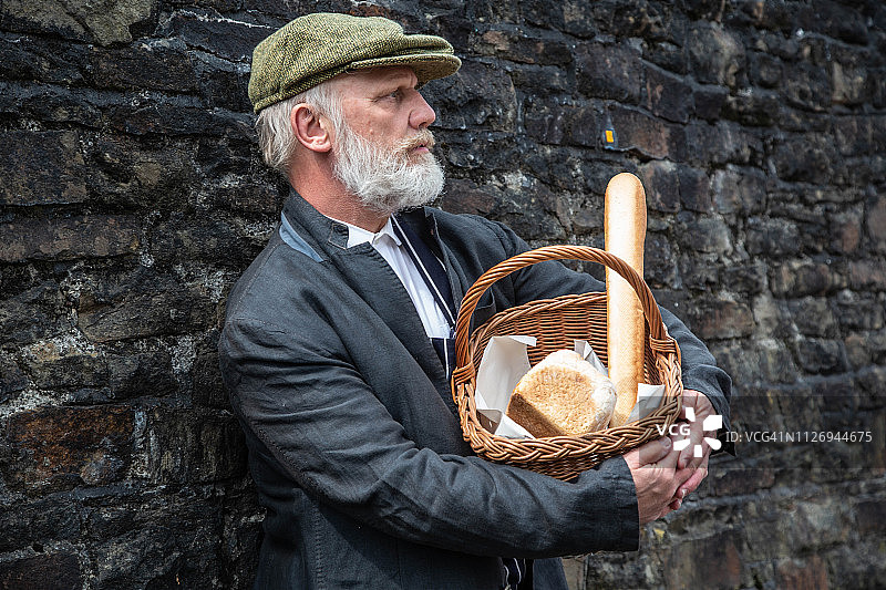 复古风格面包师售卖面包图片素材