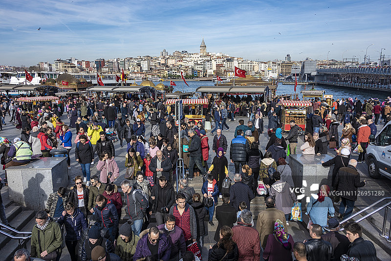 伊斯坦布尔埃米诺努的人群图片素材