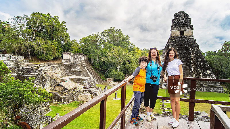 在危地马拉玛雅美洲虎大金字塔前合影的家庭图片素材