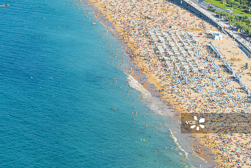 西班牙圣塞巴斯蒂安拥挤的海滩图片素材