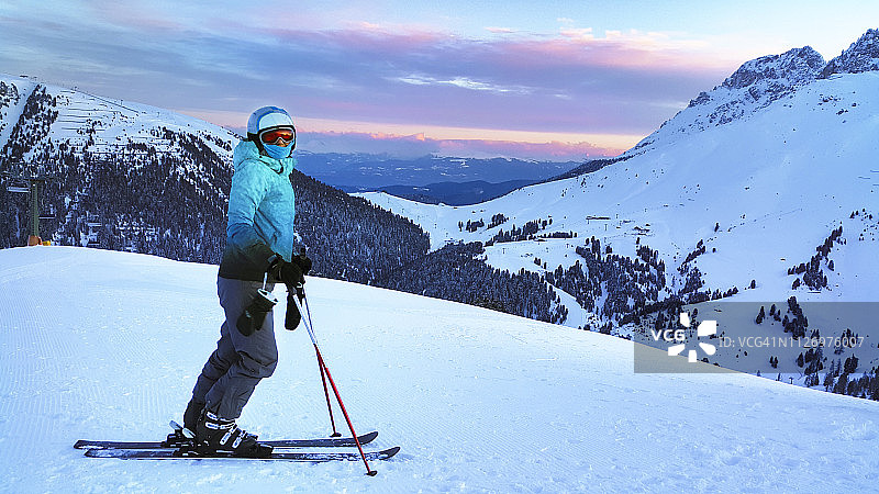 准备在高山滑雪胜地开始日出滑雪之旅的女人图片素材