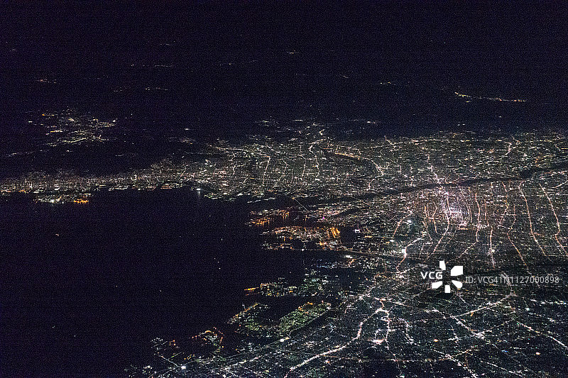 日本大阪湾、大阪和神户市夜间飞机航拍濑户内海景色图片素材