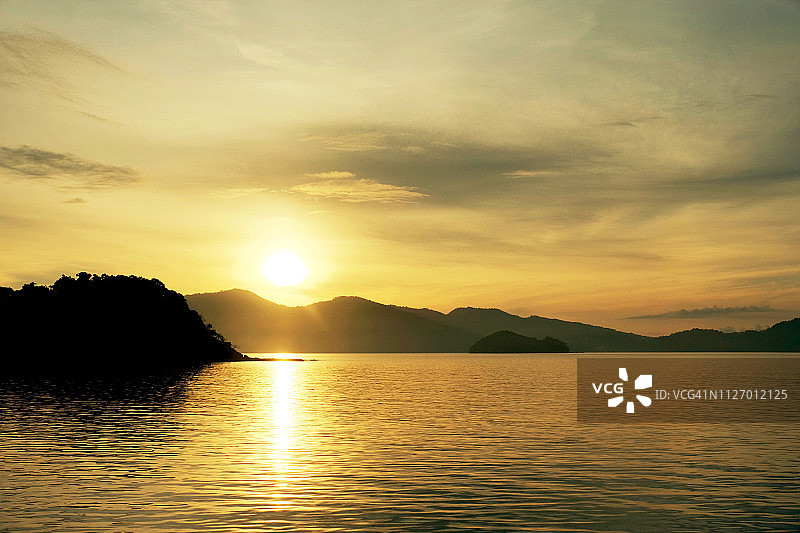 日出时分，缅归群岛平静的水面图片素材
