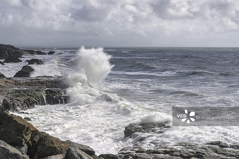 加利福尼亚海岸附近汹涌的海浪图片素材