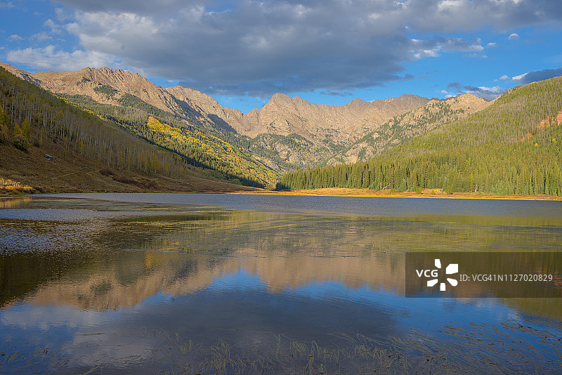 科罗拉多州韦尔的派尼湖图片素材
