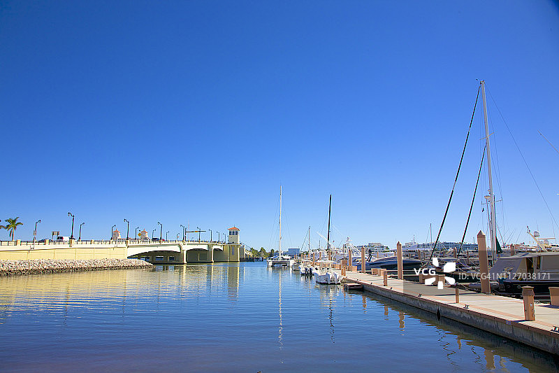 西棕榈滩棕榈港码头的弗莱格勒桥和船只图片素材