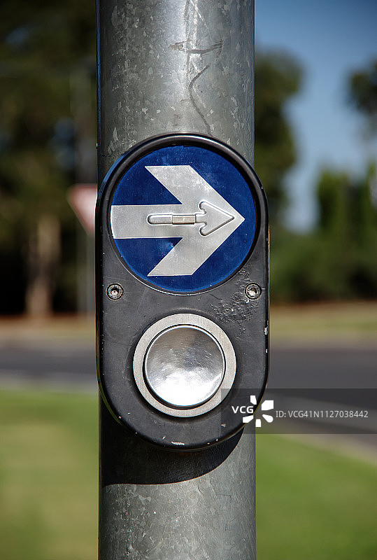 人行横道上的交通灯按钮图片素材