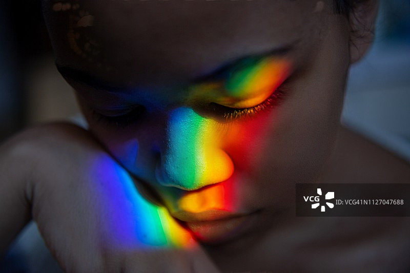 彩虹光反射在脸上图片素材