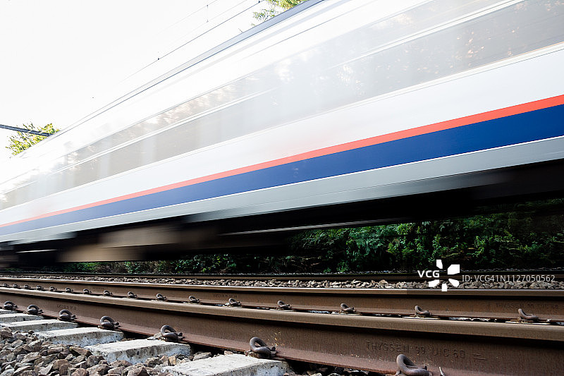 疾驰而过的列车模糊运动效果图片素材