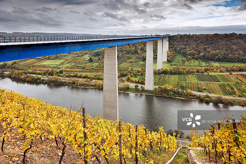 秋季摩泽尔河上的葡萄园和摩泽尔河高架桥景观图片素材