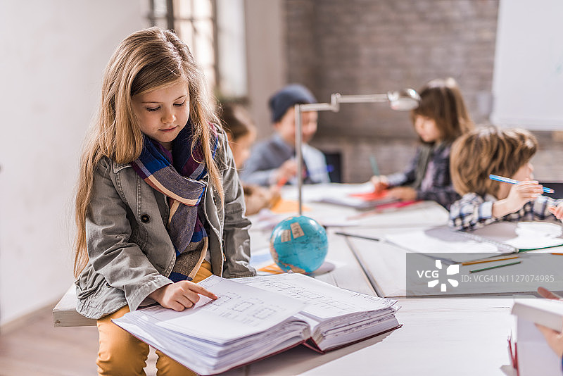 小型建筑承包商在办公室分析图纸图片素材