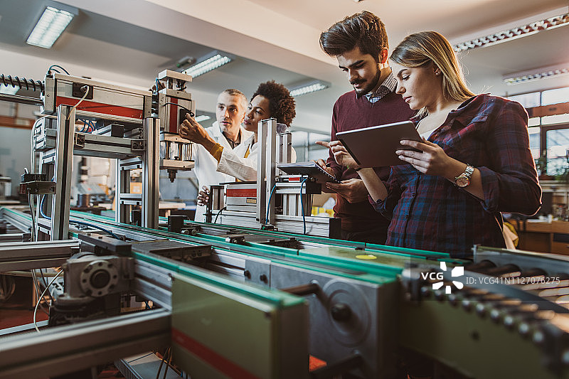 科学家团队在实验室进行工程项目研究图片素材