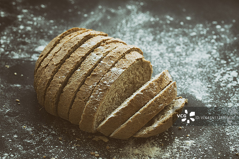 新鲜全麦面包片图片素材