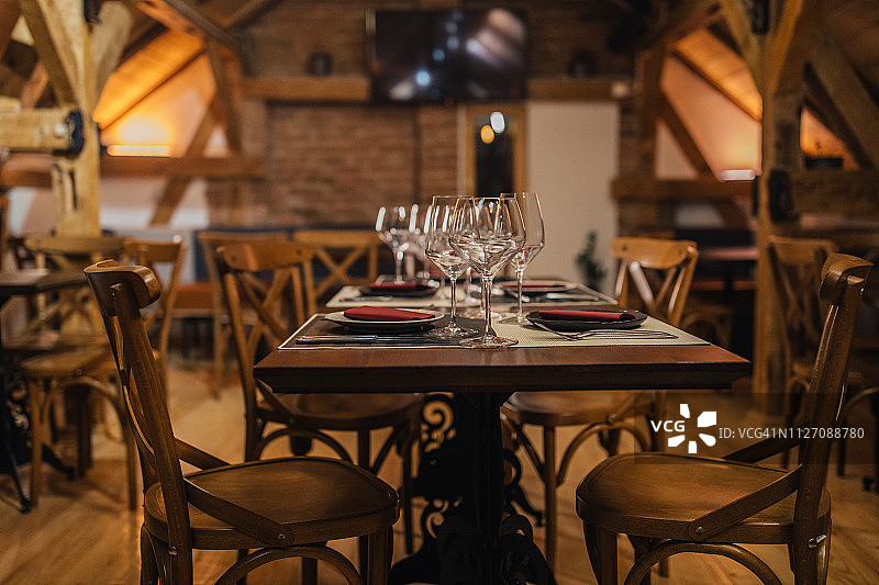餐厅里的空杯子图片素材