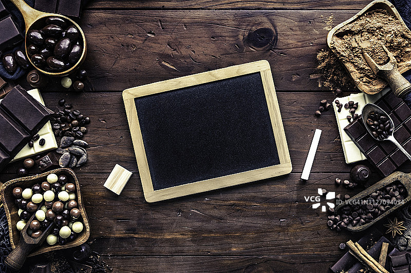 老式画框中的什锦巧克力，带画板和留白图片素材