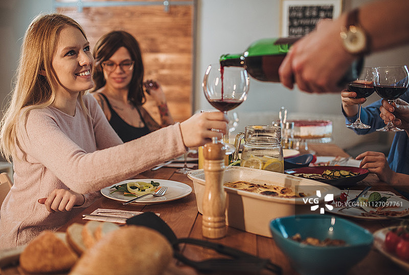 朋友共进午餐图片素材