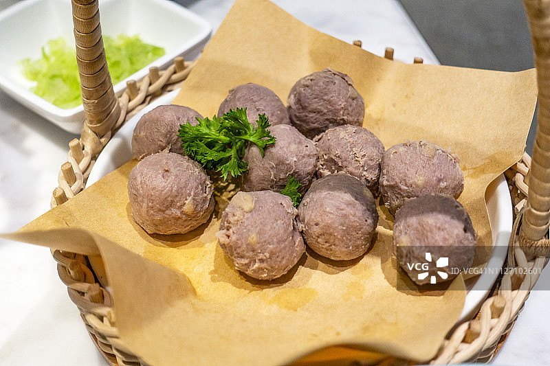 餐桌上的鱼丸图片素材